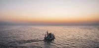 Une vedette hydrographique effectue des relevés