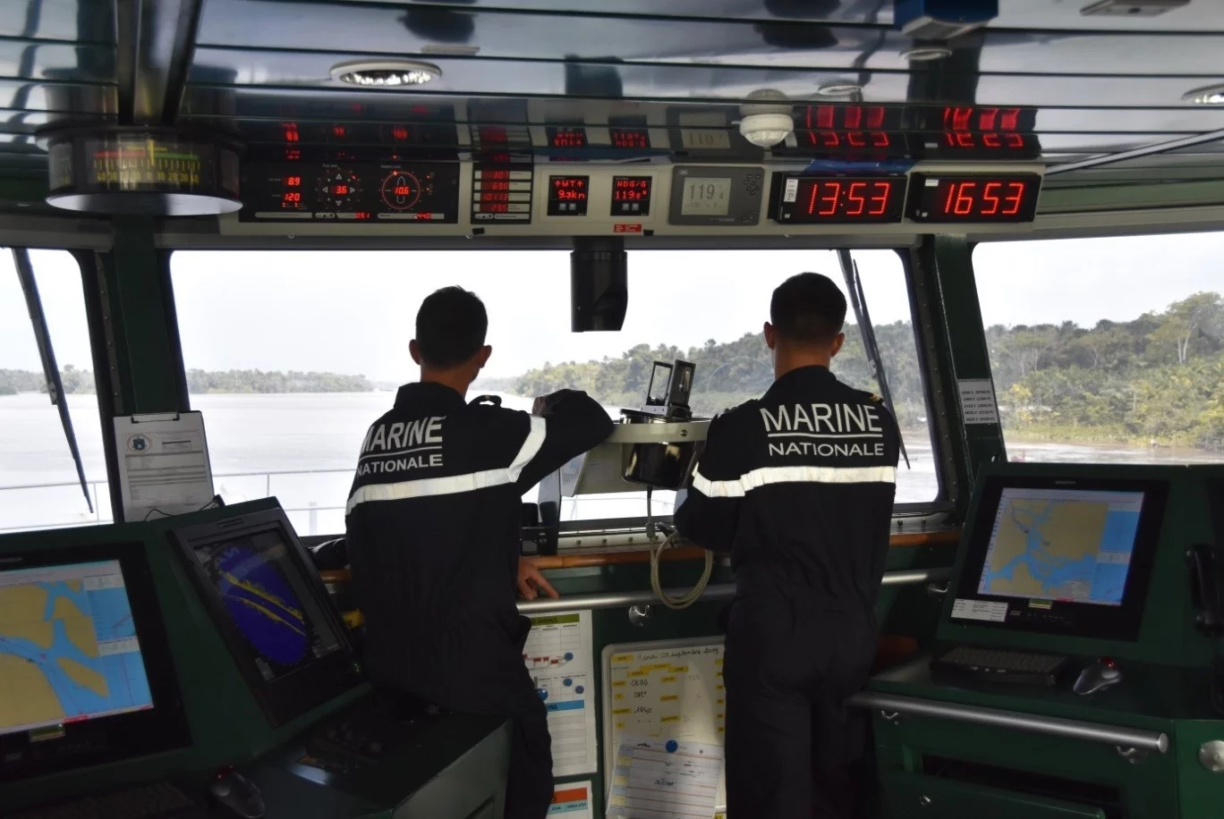 En passerelle du patrouilleur La Confiance