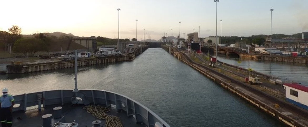 Le BSAOM Dumont d’Urville franchit le canal de Panama