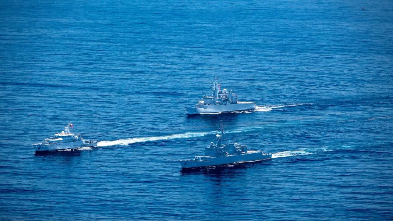 Une frégate de surveillance et des bâtiments de la marine colombienne