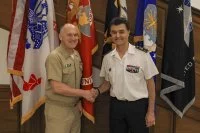 Le vice-amiral Gene Black accueille à Washington le contre-amiral Jean-Mathieu Rey