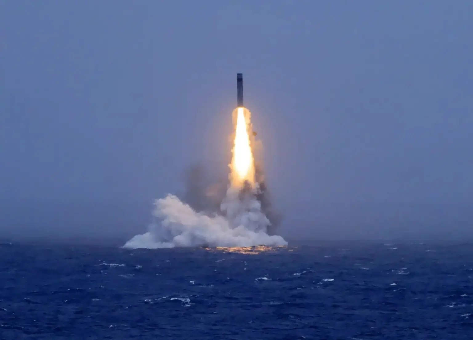 Lancement d'un missile à capacité nucléaire par un sous-marin chinois