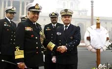 Les amiraux Sureesh Mehta (Ã  gauche) et Alain Oudot de Dainville (Ã  droite)