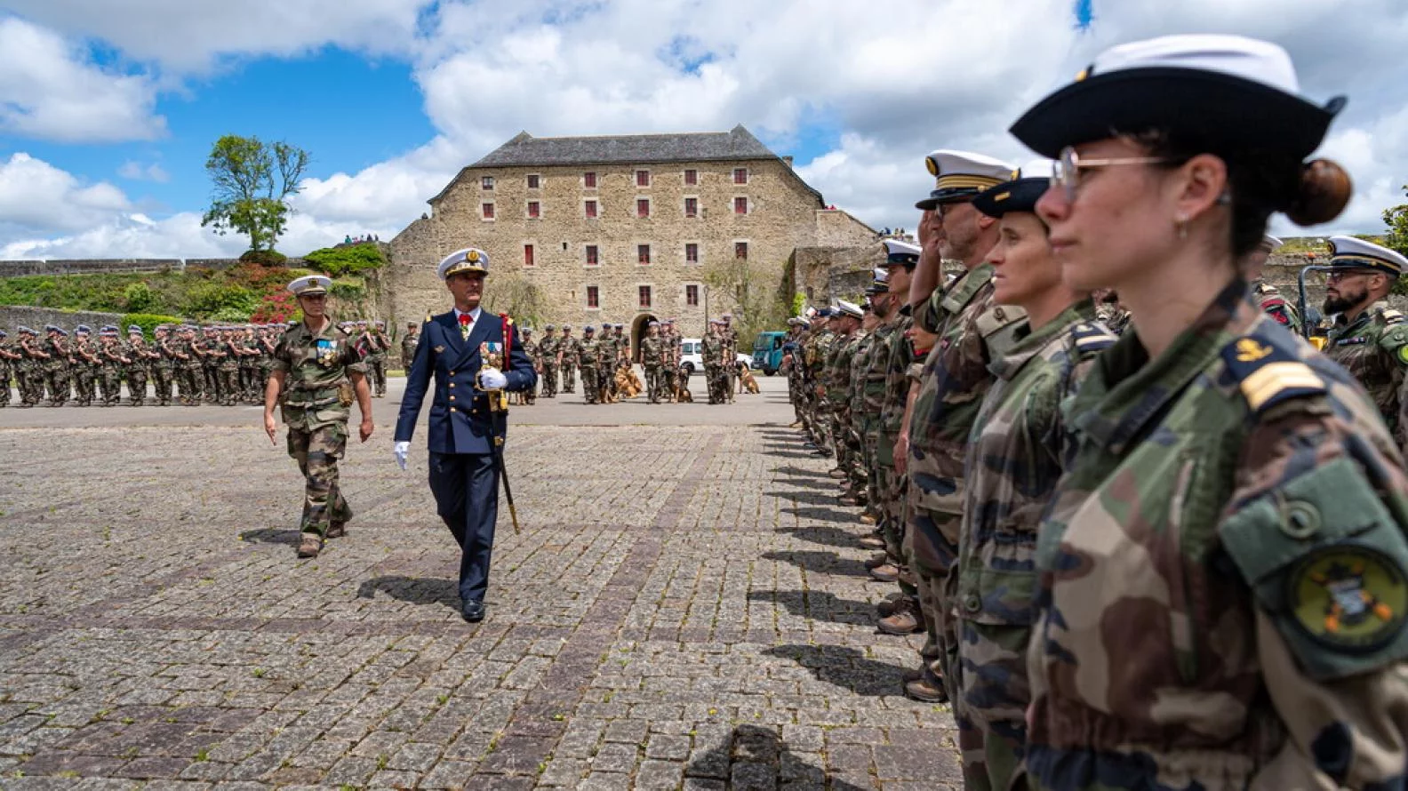 Le contre-amiral Pierre de Briançon, amiral commandant la Force maritime des fusiliers marins et commandos (ALFUSCO), passe les troupes en revue