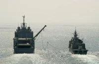 Le Siroco ravitaille un navire grec dans le golfe d’Aden