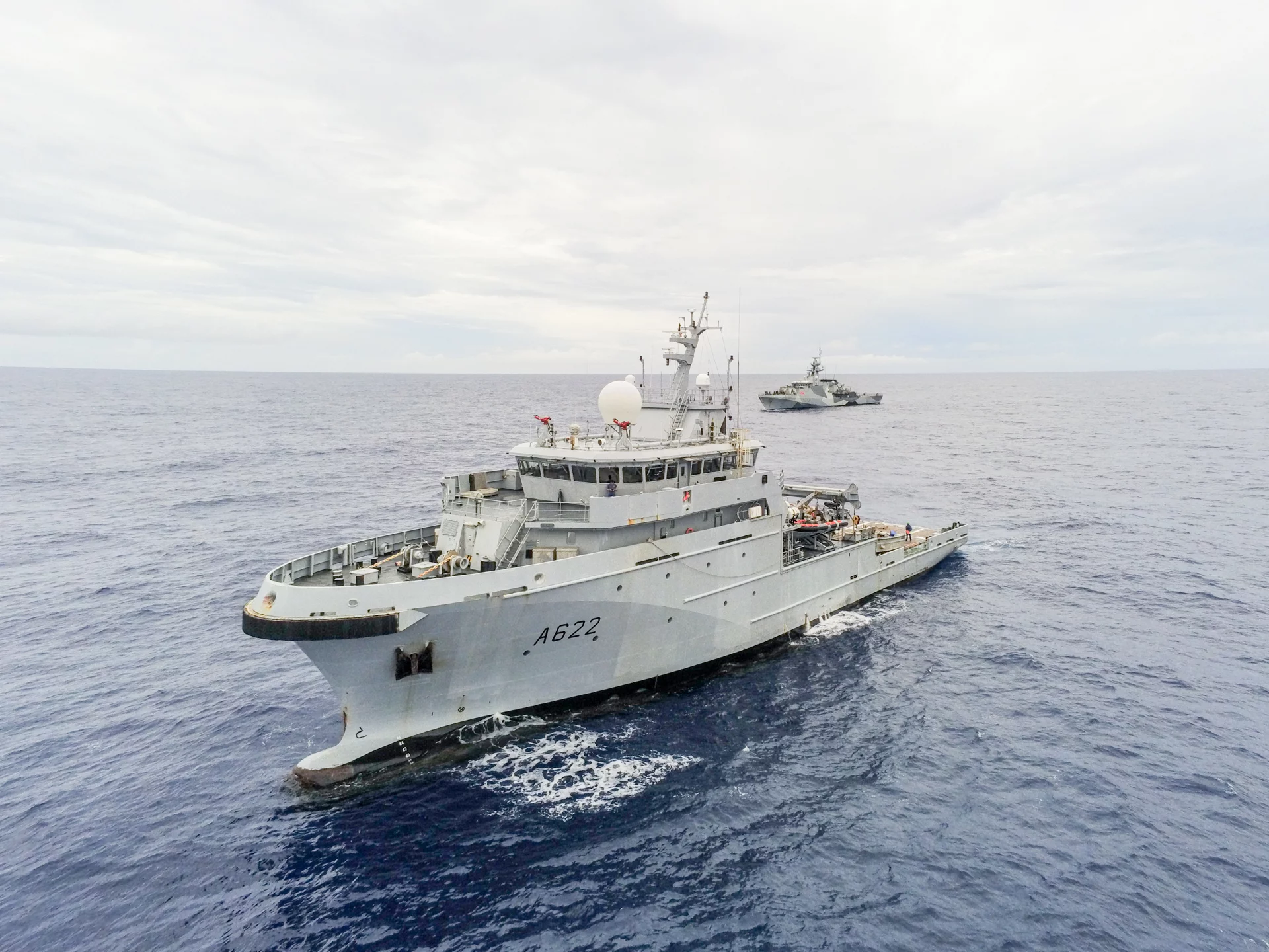 Le bâtiment de soutien Bougainville et le patrouilleur britannique Tamar