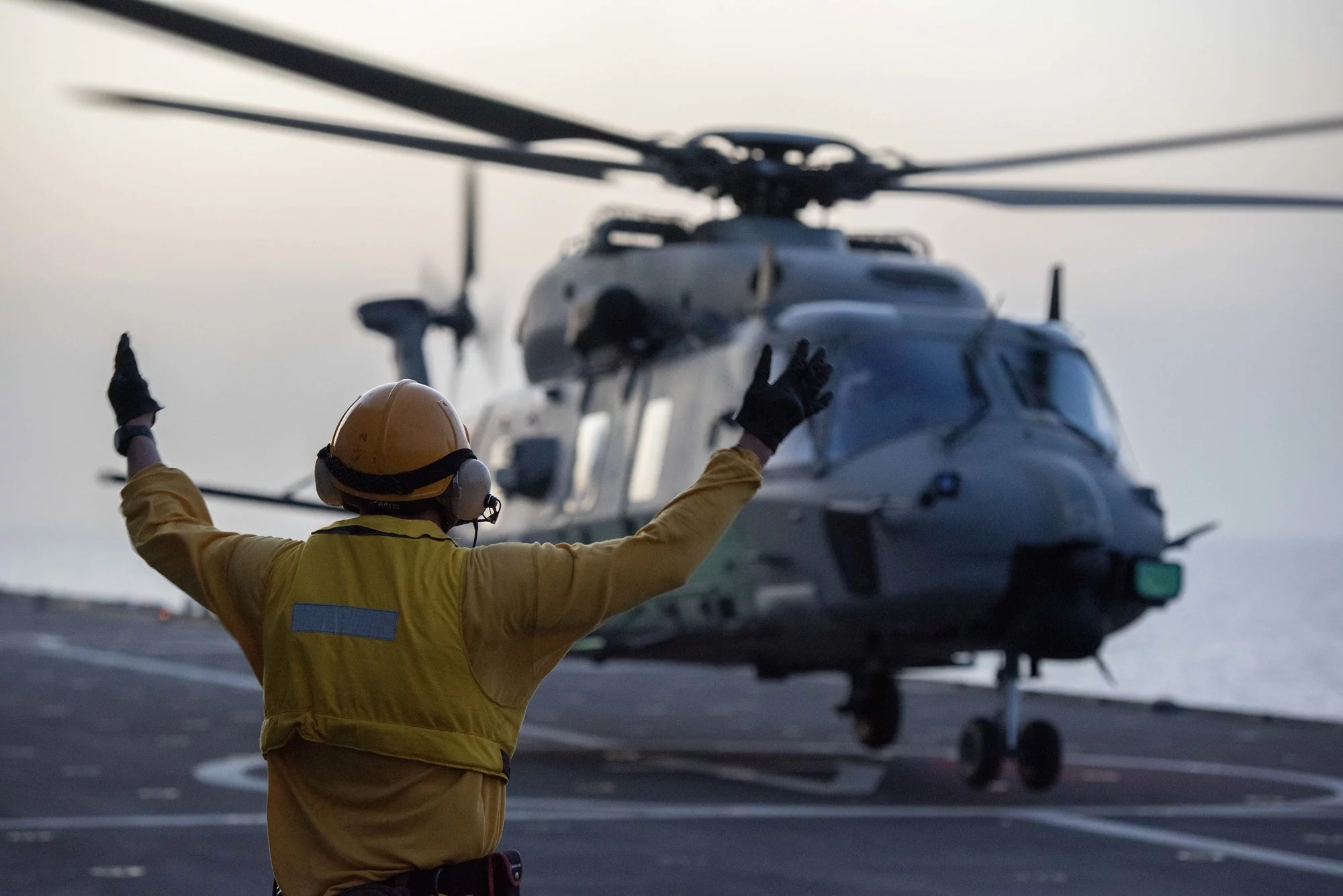 Un hélicoptère NH90 italien décolle du pont du Mistral