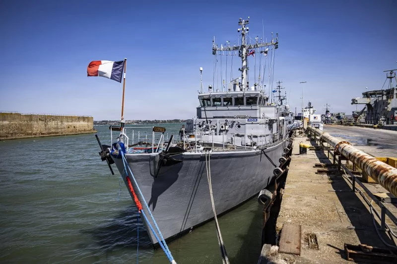 Un chasseur de mines français dans le port de Portland (Royaume-Uni)