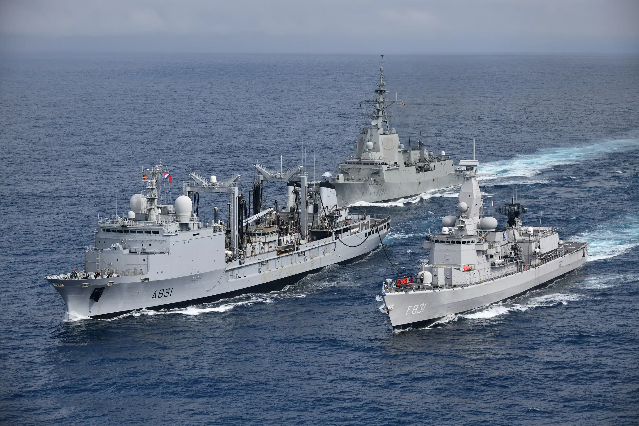 Le BCR Somme et les frégates espagnole ESPS Alvaro De Bazan néerlandaise Zr.Ms. van Amstel