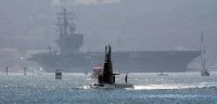 Le sous-marin suédois HMS Gotland et le porte-avions USS Ronald Reagan (CVN 76)