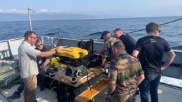 Préparation d'un drone sur la plage arrière de l'Achéron