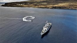 La frégate Floréal au large de l’île Amsterdam