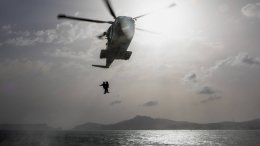 Un hélicoptère portugais hélitreuille deux officiers de marine sur le sous-marin Le Tourville