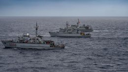 Le chasseur de mines Céphée et des chasseurs italien et espagnol