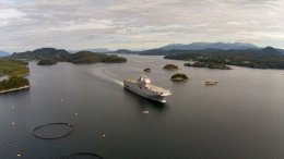 Le porte-hélicoptères Mistral dans un fjord en Norvège