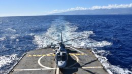 Un hélicoptère Dauphin de la 34F sur le pont de la frégate Floréal