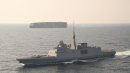 Une frégate escorte un porte-conteneurs en mer Rouge