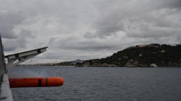 La frégate Chevalier Paul lance une torpille d'entraînement
