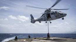 Un hélicoptère Dauphin dépose des fusiliers-marins sur le pont de la frégate Germinal