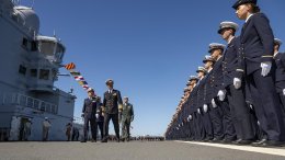Le roi Frederik X du Danemark passe en revue les officiers-élèves