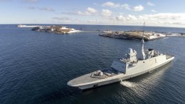 La frégate Bretagne au mouillage devant St-Pierre-et-Miquelon