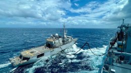 Le bâtiment ravitailleur (BRF) des forces Jacques Stosskopf effectue un ravitaillement à la mer avec la frégate de surveillance Germinal