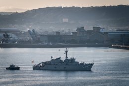 Un chasseur de mines belge arrive à Cherbourg