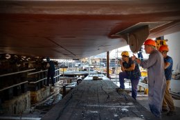 Pose de la quille du bâtiment ravitailleur de forces Emile Bertin