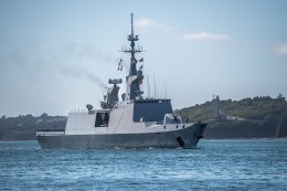 La frégate La Fayette franchit le goulet de Brest