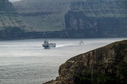 Le Mistral et le Surcouf remontent un fjord