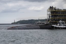 Le sous-marin lanceur d’engins (SNLE) « Le Vigilant » traverse la rade de Brest