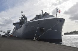 Le bâtiment ravitailleur de forces (BRF) Jacques Stosskopf dans le port de Fort-de-France