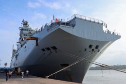 Le porte-hélicoptère Dixmude dans le port de Mombasa (Kénya)