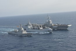 Le bâtiment ravitailleur de forces « Jacques Chevallier » fournit du carburant simultanément au porte-avions « Charles de Gaulle » et à la frégate « Cristóbal Colón »