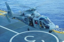 Un hélicoptère Dauphin effectue une évacuation sanitaire