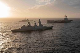 La frégate italienne Andrea Doria, le porte-avions Charles de Gaulle et une frégate