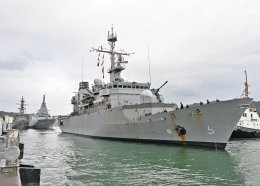 Arrivée de la frégate Prairial dans le port de Maizuru (Japon)