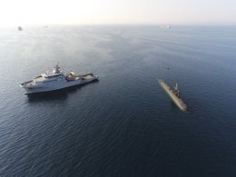 Le sous-marin Suffren et un bâtiment de soutien et d'assistance