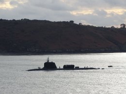 Le sous-marin Suffren appareille de Brest avec un dry deck shelter (DDS) sur le pont