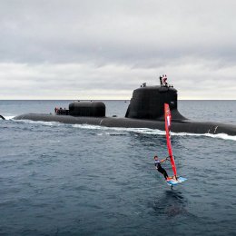 Le QM2 Nicolas GOYARD, athlète de haut niveau et sportif de la défense, naviguant aux côtés du sous-marin Suffren