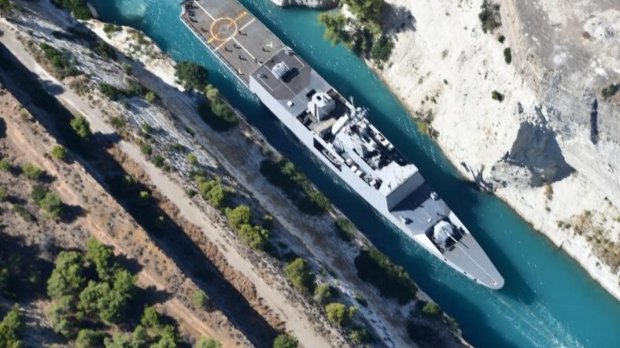 La frégate Guépratte a franchi le canal de Corinthe