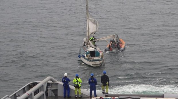 Le Rhône remorque le voilier Rubicon, à la dérive dans le dispositif de séparation du trafic du Pas-de-Calais