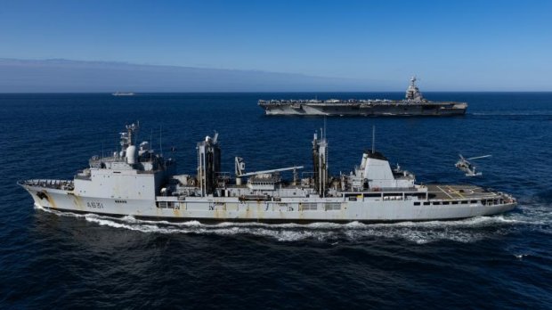 Le BCR Somme ravitaille le porte-avions américain USS Gerald R. Ford