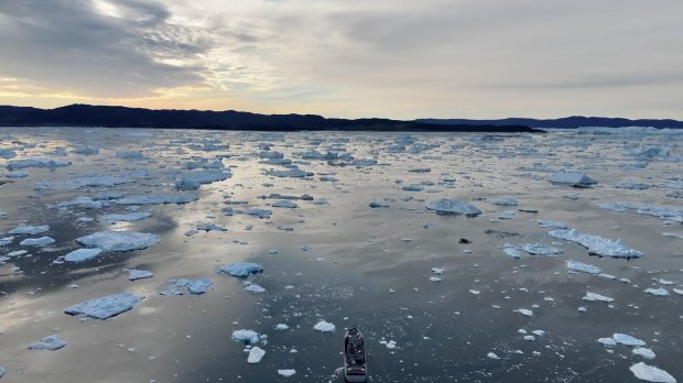 Le Fulmar navigue au milieu de la glace au Groënland
