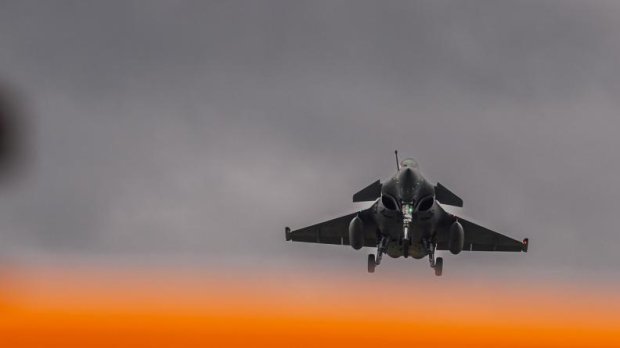 Un Rafale Marine apponte sur le Charles de Gaulle