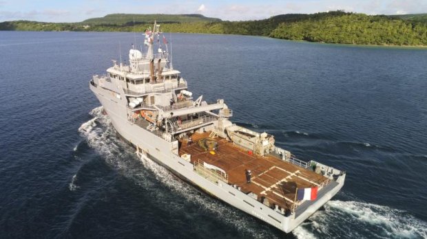 Le bâtiment de soutien d’Entrecasteaux au large des îles Tonga