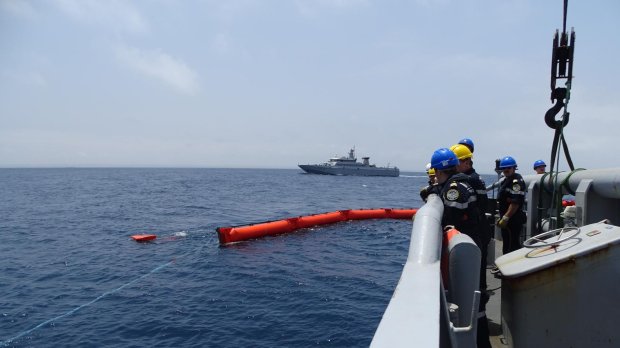 Le bâtiment de soutien et d’assistance métropolitain (BSAM) Rhône a participé à un exercice de lutte antipollution conjoint avec la Marine Royale marocaine