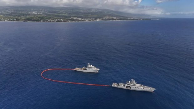 Le patrouilleur outre-mer Auguste Techer et le bâtiment de soutien et d’assistance outre-mer Champlain s'entraînent à la lutte anti-pollution