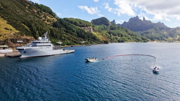 Le bâtiment de soutien et d’assistance outre-mer Bougainville participe à un exercice anti-pollution dans les îles Australes