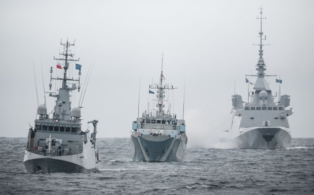 Le patrouilleur polonais ORP Mewa, le navire canadien HMCS Moncton et la frégate française Auvergne